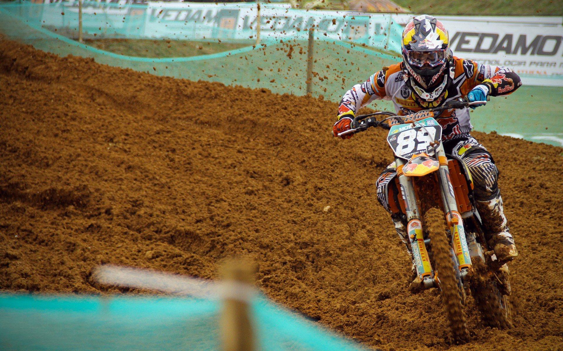 巴塞罗那主席拉波尔塔宣布诺坎普球场升级计划，2026年夏季启动扩容工程，观众容量将突破11万大关